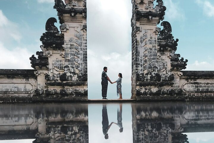 Photo opportunity at Lempuyang Temple split gate