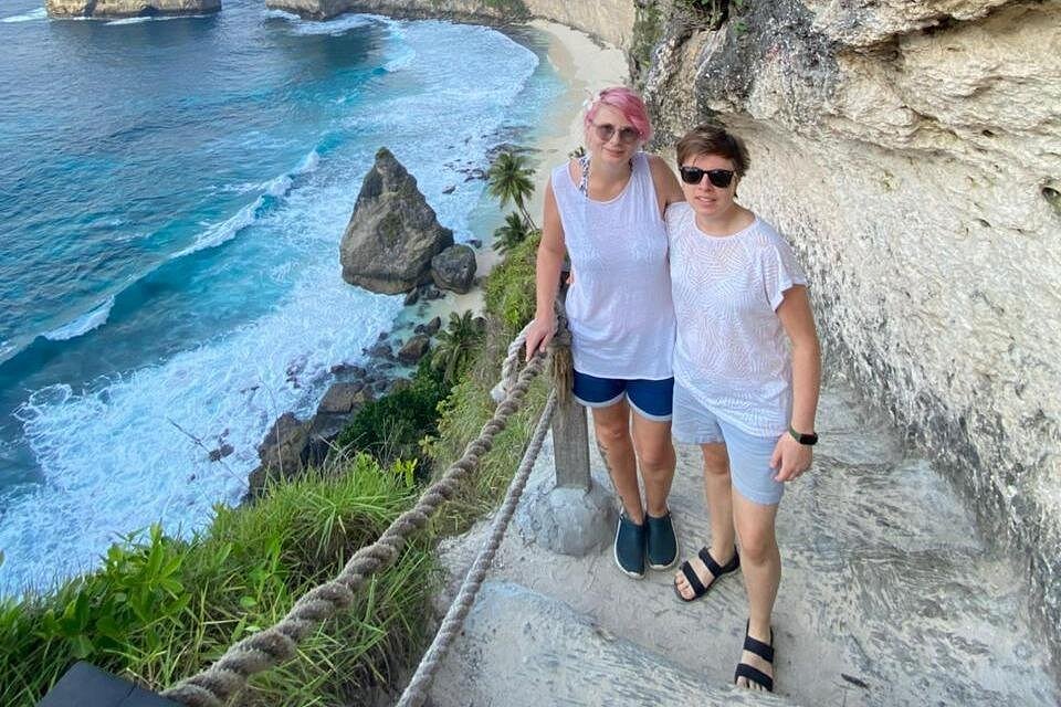 Travellers descending the trail toward Kelingking Beach