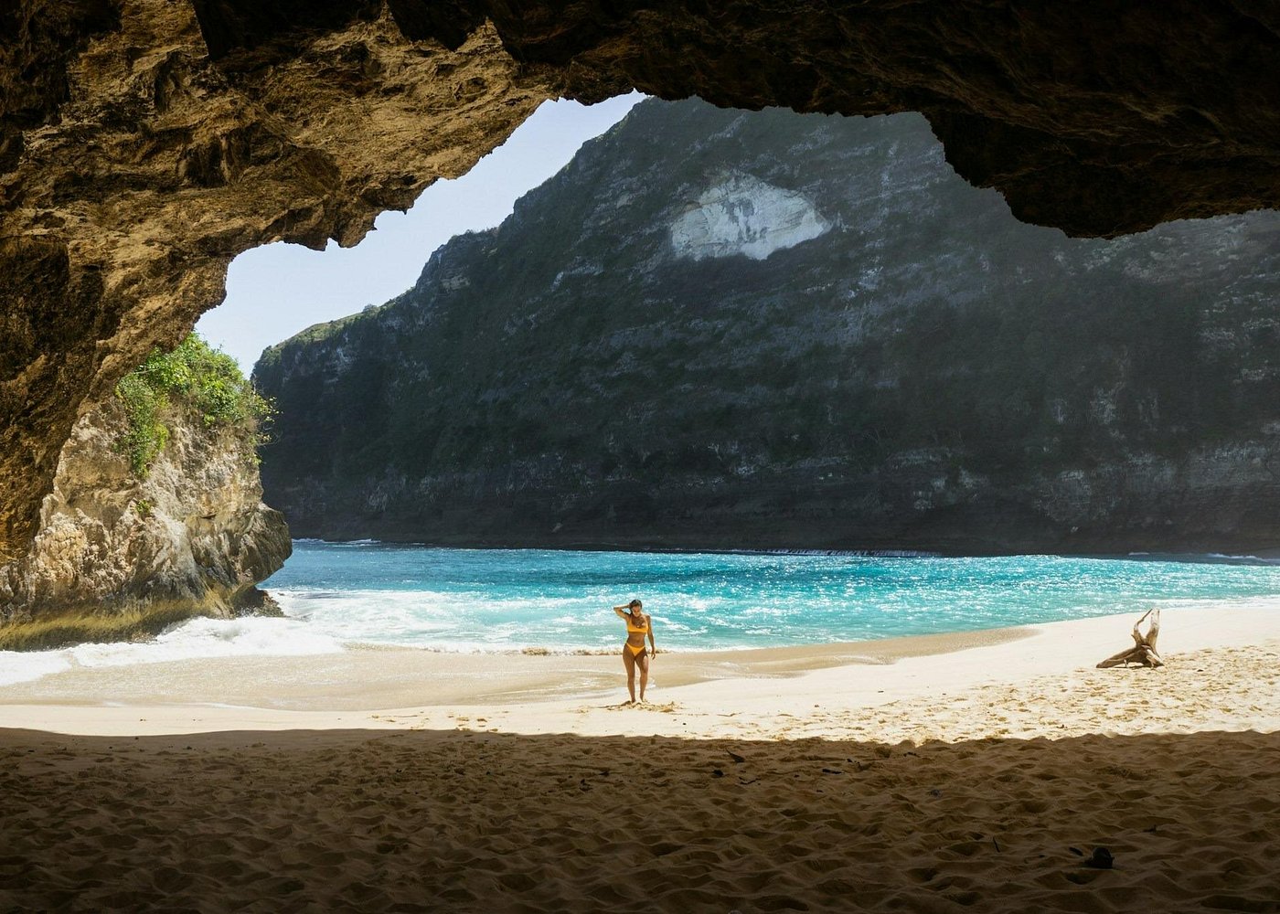Dreamland Beach with white sand and Indian Ocean waves