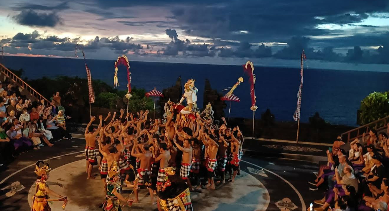 Sunset view of Uluwatu southern cliffs above the Indian Ocean